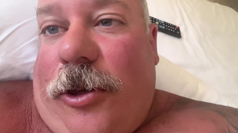 Hand-Free-Daddy-Chub: Allenatore in Pensione Figo Molto Mascolino Con Un Grosso Cazzo...