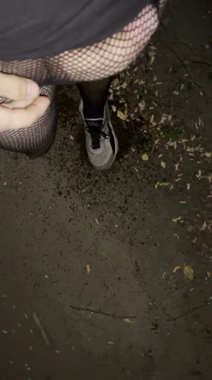 Passeggiata di notte in collant strada ravvicinata ragazzo esibizionismo no pantaloni.