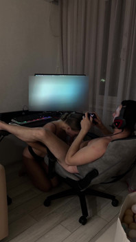 Stanco di aspettare che lui giochi abbastanza e infila il suo cazzo