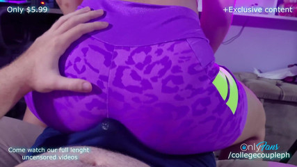 College-couple: Assjob v legínách, pak ho přiměla stříkat své boxerky honěním...