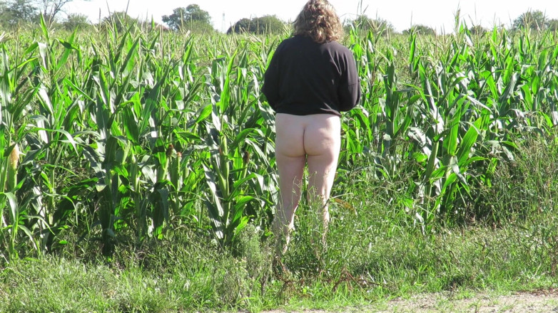 Milfcamsex: Patricia in Corn Field