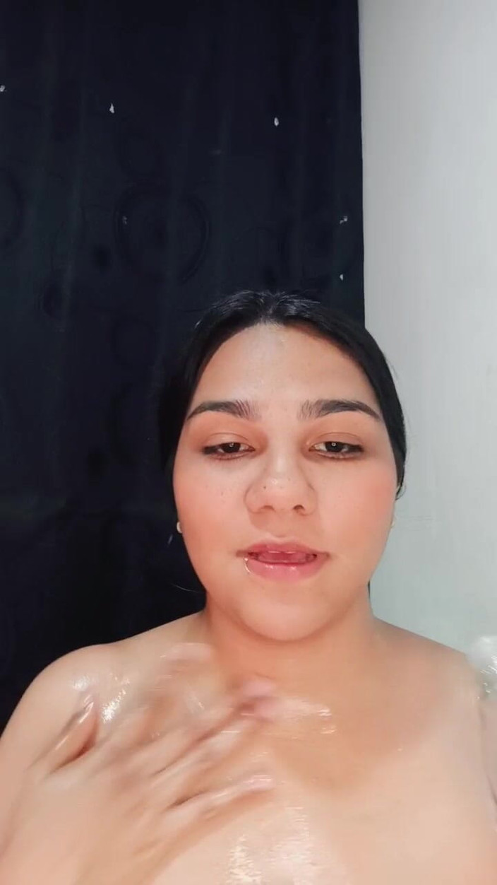 Morenita Latina: कामुक श्यामला उसके पूरे शरीर पर तेल हो जाता है