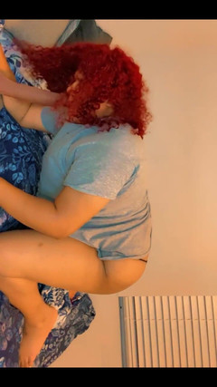 Hicktown_hoochi: Aku lagi asik nyepong dildo ukuran kontol besarku dengan perlahan...