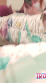 Des trans blondes tournent une vidéo de creampie maison