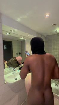 Stiefbrust fickt mich in der Dusche in einem 5-Sterne-hotel