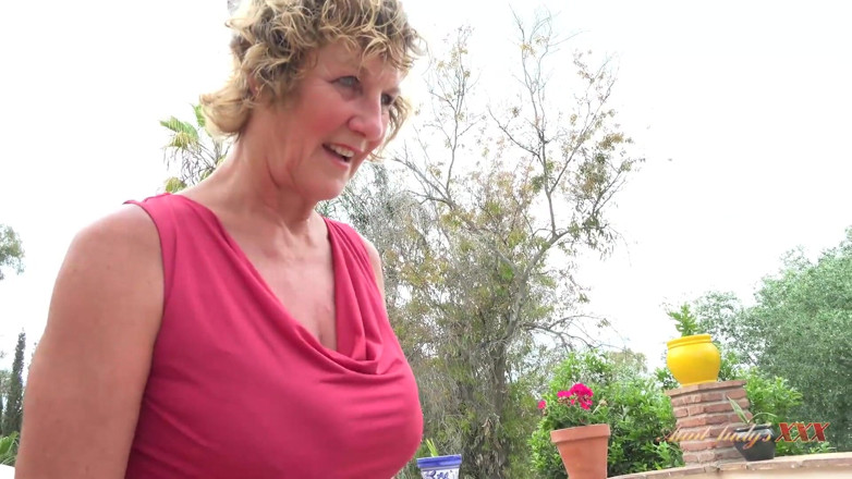 Aunt Judy's XXX: Olgun öğretmen bayan moly öğrencisi için özel bir ders alıyor