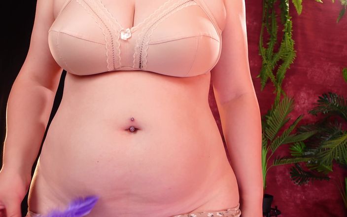 Arya Grander: Barriga fazendo fetiche por framboesa e jogo de pena!