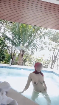 Ducha desnuda con hiyab en la piscina
