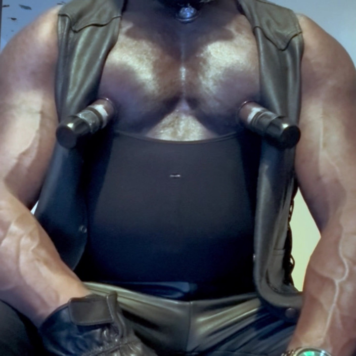 Black Muscle Stepdad: Насос сисек приводит к игре сисек