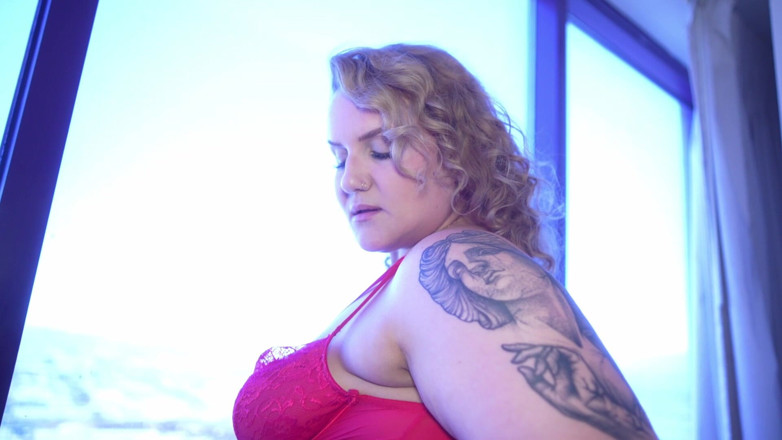 Valentina Lunarae: Adorazione del culo in pizzo rosso