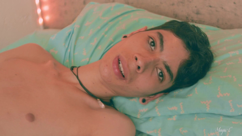 Magic C: 나는 일어나서 싶지 않아. 침대에 와서 대신 나와 함께 덮개 아래 슬립.