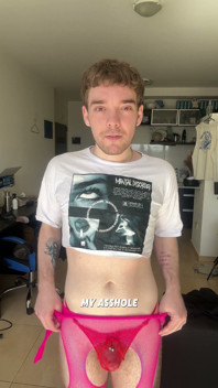Söt femboy i fisknät knullar sin bubbla rumpa och stönar - 4/30 dagar anal utmaning