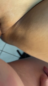 Il Bastardo Non Si È Fermato Neanche Dopo Avermi Sborrata Nella Figa, E Ha Continuato a Scoparmi Duro a Carceraria a Carità