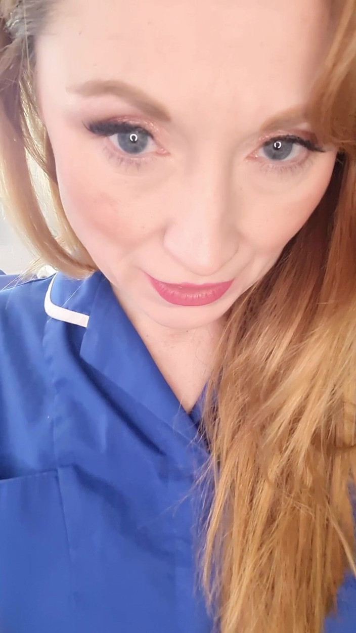 Lily kink: Stygg Sjuksköterska Fångar Dig Och Tittar Och Inbjuder Dig Att...