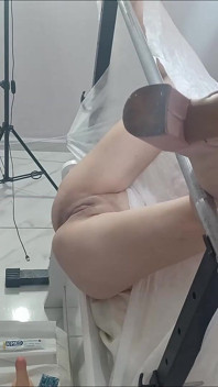 산부인과 의사가 젤을 사용하여 젊은 여성을 검사합니다.