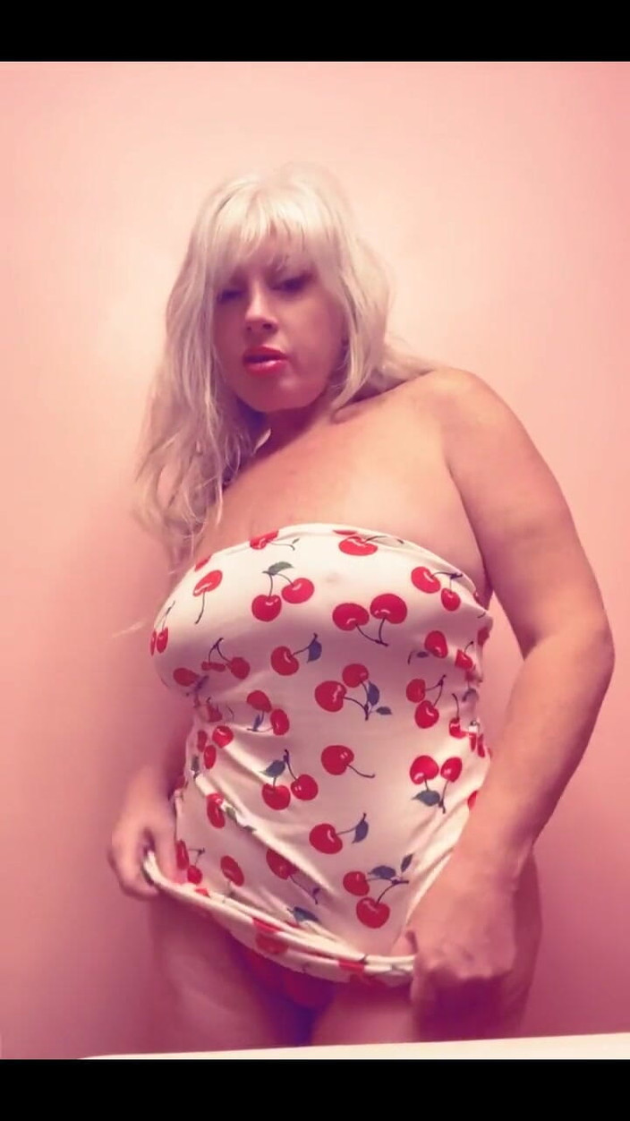 PaintedRose: Une danseuse coquine et Cherry