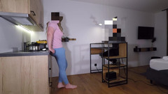 Lucas Nathan King: Zich aftrekken terwijl trans-stiefzus aan het koken is