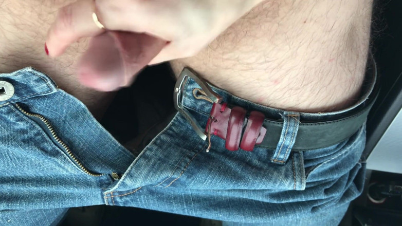 Lexy Bianca: Lexy membuat handjob di jalan luar dengan batang kecil pancutan...