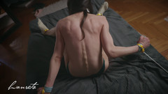 Lanreta: 绑住肌肉弯曲。苦苦挣扎被捆绑