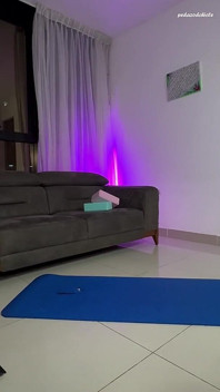 Alternatif kız beyaz tangayla esnetiyor. Yoga. Sfw