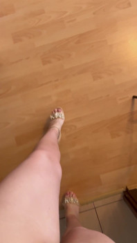 POV: Gå i klackar i lägenheten