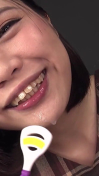 La langue coquine d’Iori remplit un verre de salive et lèche un gode