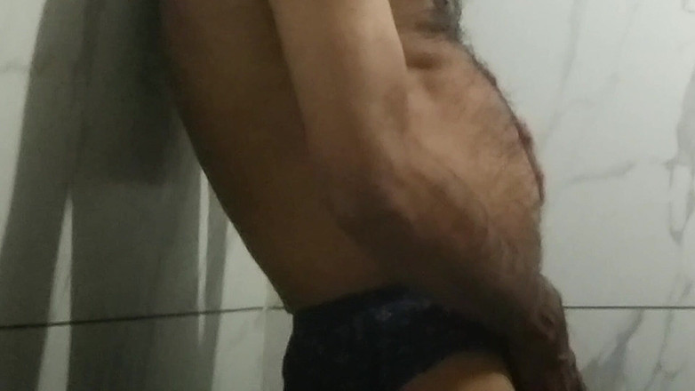 Myplayx: Brincando com meu pau no banheiro