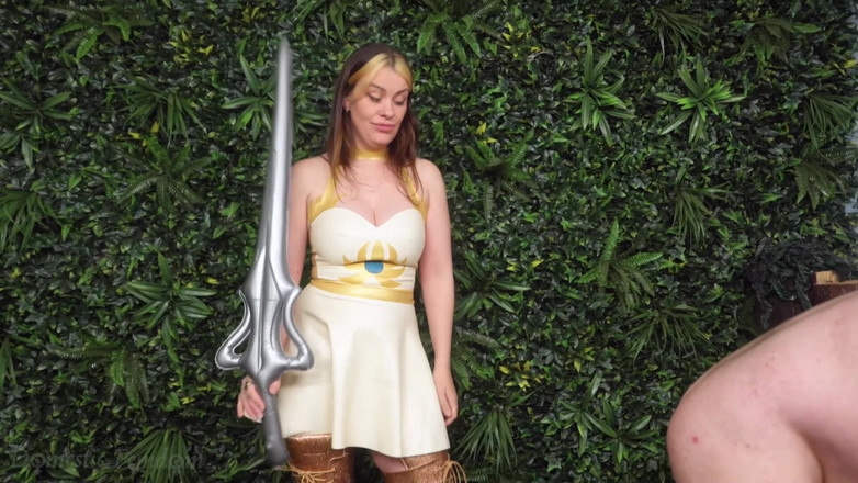 Domestic femdom: वह-रा बॉलबस्ट्स हे मैन