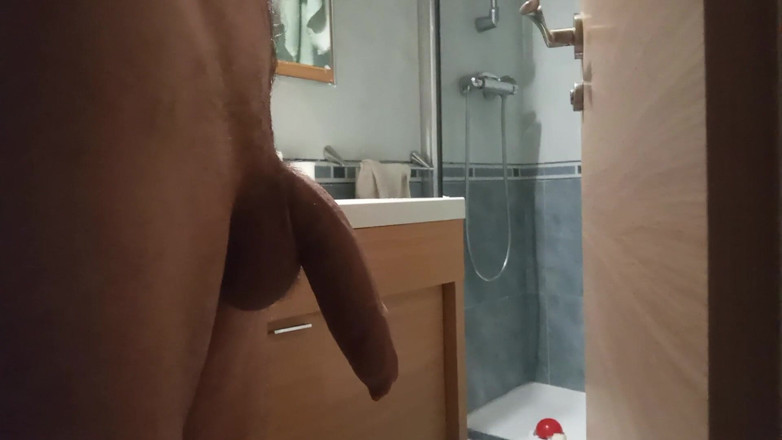 Elvissc: Pria mesum dengan kontol besar ini lagi asik jalan-jalan sambil...