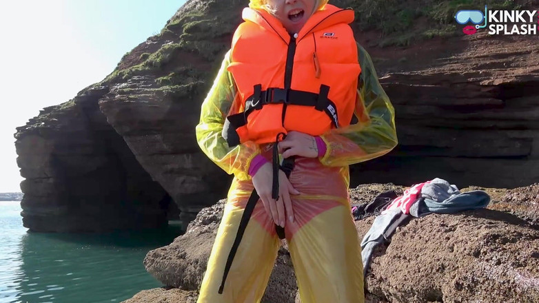 UKCuteGirl Lucy Lauren: Lifejacket, PVC a neprene namočené ve slunci a spunku