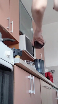 Bini bogel seksi menyediakan makanan di dapur. Si rambut coklat berbulu, pantat besar, tetek besar.