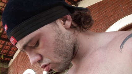 Male Dream: Svalnatá latinoameričanka kouří a šuká venku