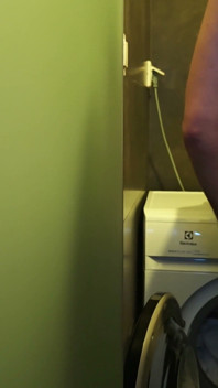 義理の兄は、私の頭を洗濯機の中に入れている間に私を抱き、胸を彼の精液で覆います。