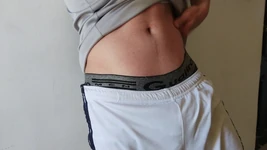 Прямий футболіст торкається свого члена