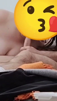 Molliges weißes mädchen lutscht schwanz