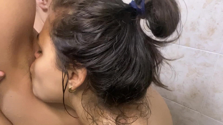 zoemelissa: Objevujeme naše podpaží s jazykem a vášní