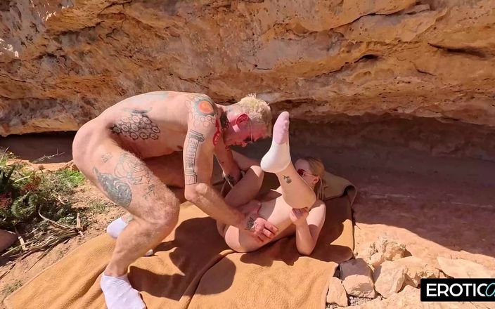 German bitch hunter: Une Allemande blonde se branle dehors avec un inconnu