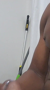 Nata4sex banyoda büyük yarağımı okşuyor