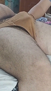 Istri hot lagi asik nyepong kontol ceroboh sambil ditonton suami