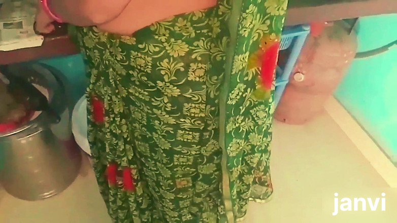 Village studio: 義理の妹が台所で働いていたら、義理の弟がやって来ました。台所で義理の妹とセックスしました