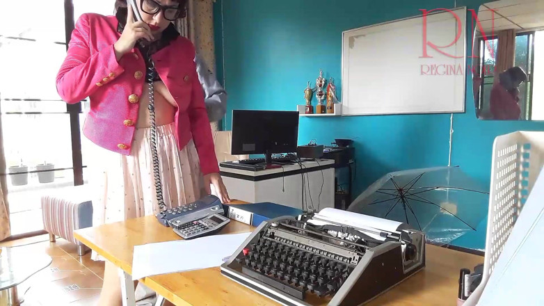 Regina Noir: Ofiste hakimiyet patronu telefondayken sekreterini sikiyor, kamera 2