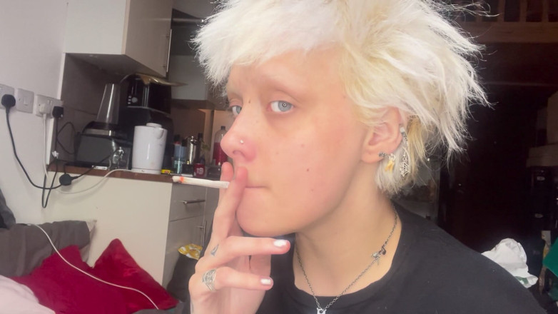 Glitterqueen1999: 3 новых курящих видео топлес