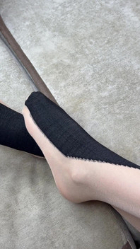 Solo Caresing Kaki Panjang Dalam Pantyhose Nilon Hitam