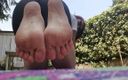 Nicoletta Fetish: Ніколетта сьогодні змушує вас дивитися на її спітнілі ноги в саду з її шльопанцями