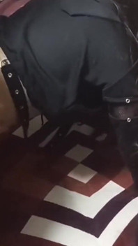 我在没有人注意到的情况下与我好朋友的继妹发生性关系