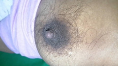 Sweety In Bed: भारतीय गांव भाभी बालों वाले स्तन दिखा रही है और चुदाई कर रही है