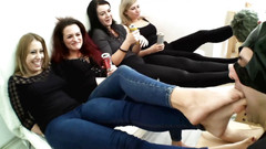 Foot Girls: Footparty při sledování televize!