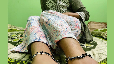 Riya Chowdhury: O doamnă sexy și-a turnat suc în pizda ei roz