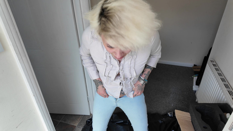 Glitterqueen1999: Pee Desperation in the Exam Room