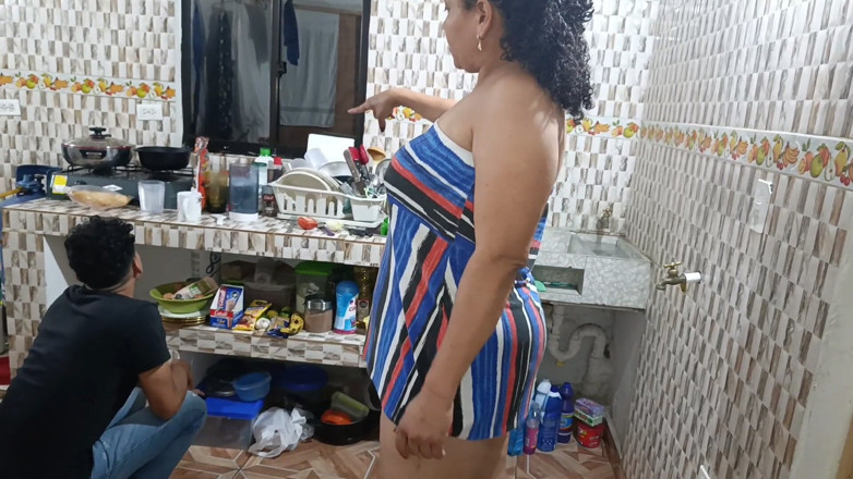 Jovencandelita: Jiran datang untuk gula dan akhirnya menghisap batang saya sehingga...